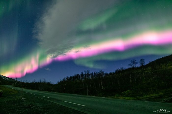 Крайне редкое оранжево-розовое северное сияние наблюдали норвежцы на своём небе