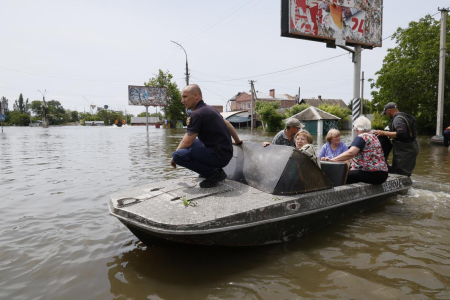 На крышах старики и собаки. Как наводнение в Херсонской области переживают на правом и левом берегу